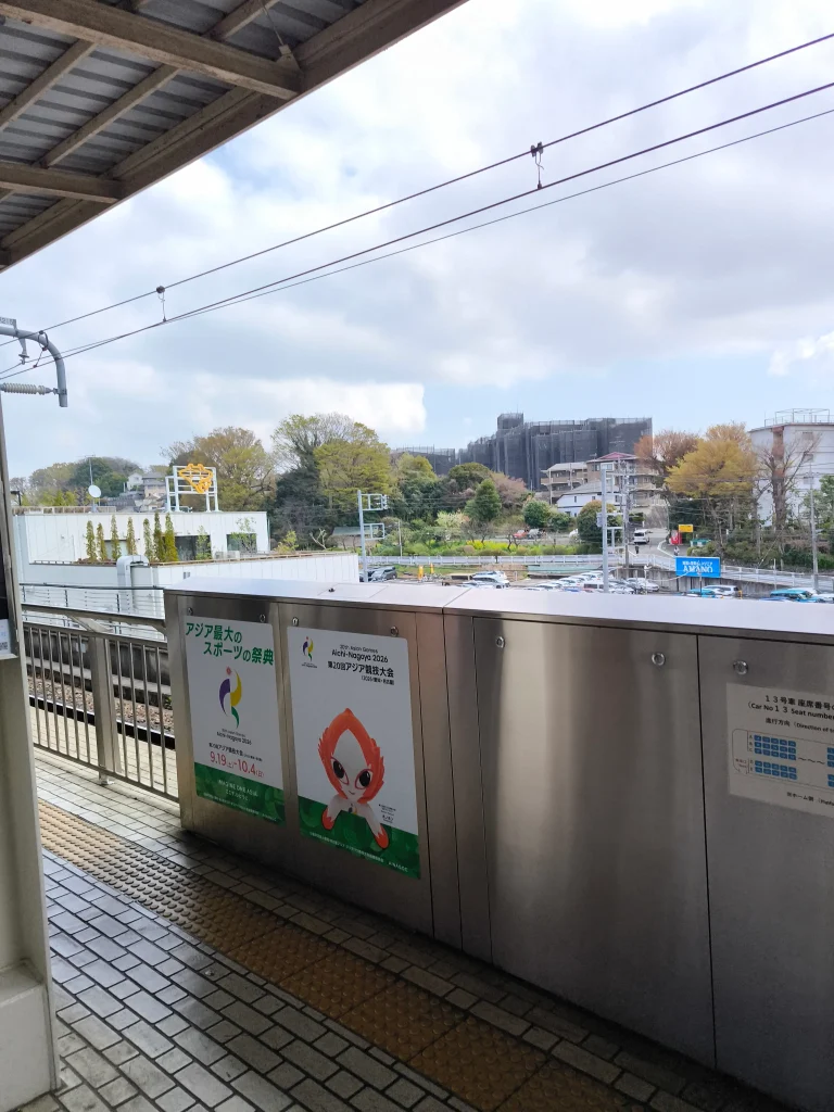 新横浜駅・新幹線ホームからの光景