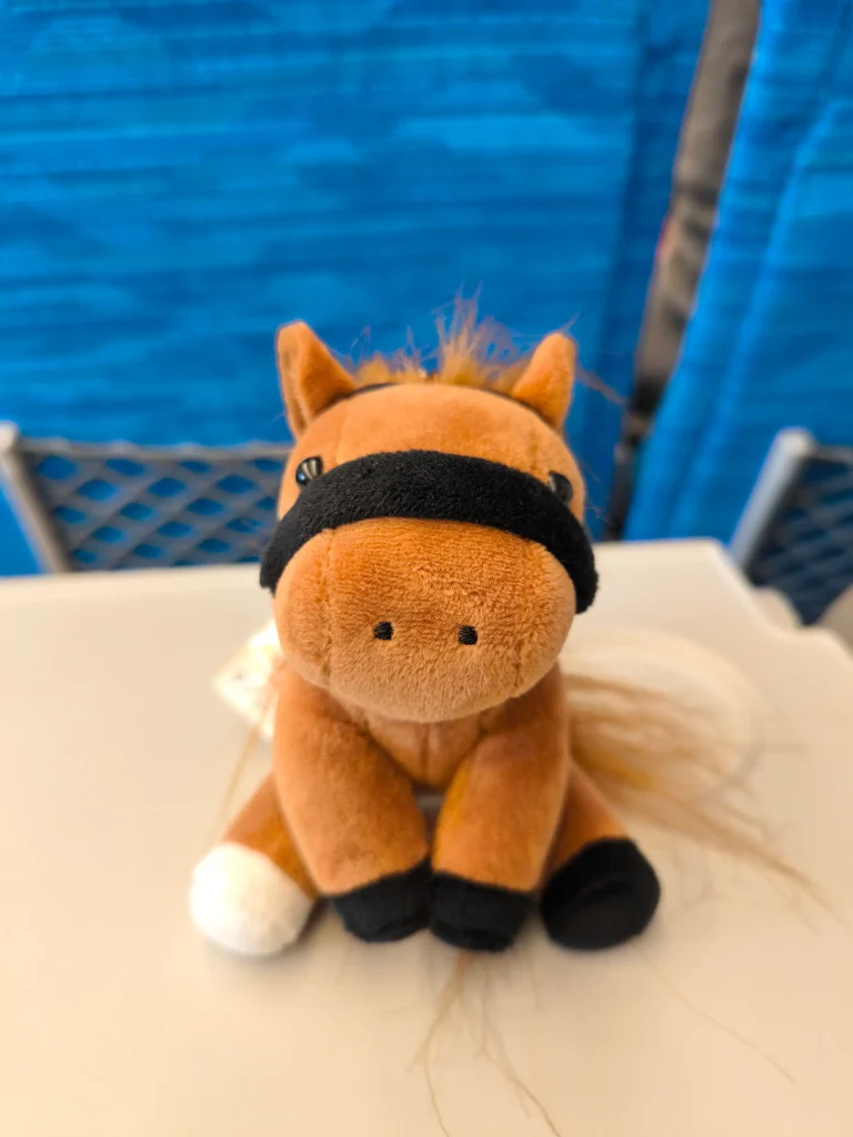 ダノンデサイル・アイドルホースぬいぐるみ(新幹線車内にて)